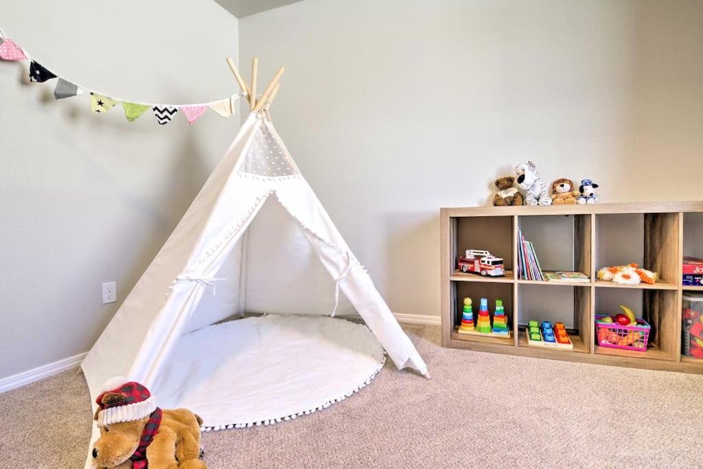Family Friendly Playroom Garage Caldwell Εξωτερικό φωτογραφία